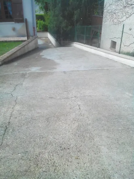 Allée de garage en béton fissuré avant travaux