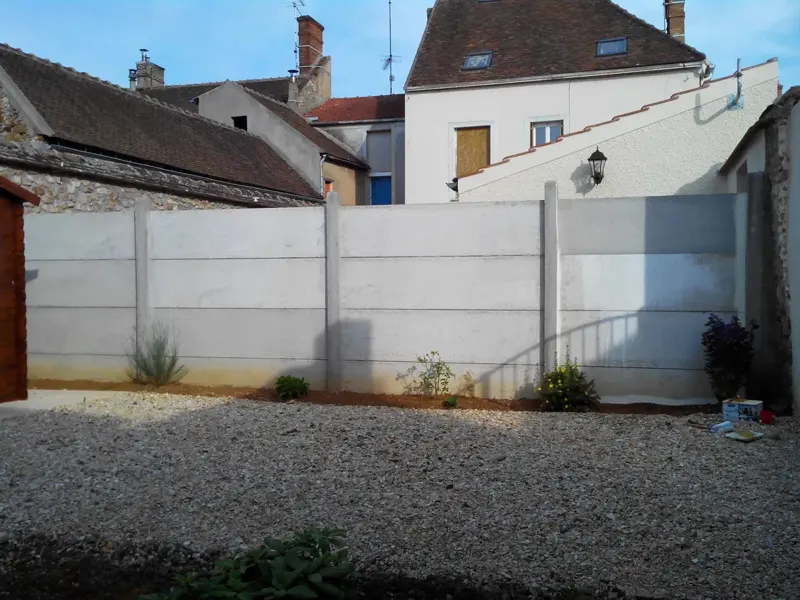 Mur de clôture en plaques béton brut avant peinture