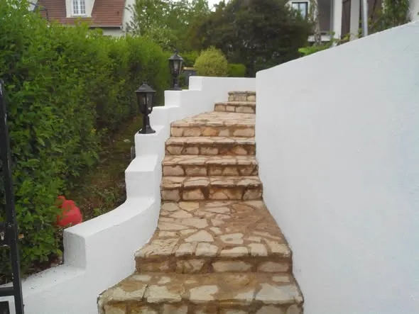 Muret et escalier extérieur rénovés, enduit blanc refait
