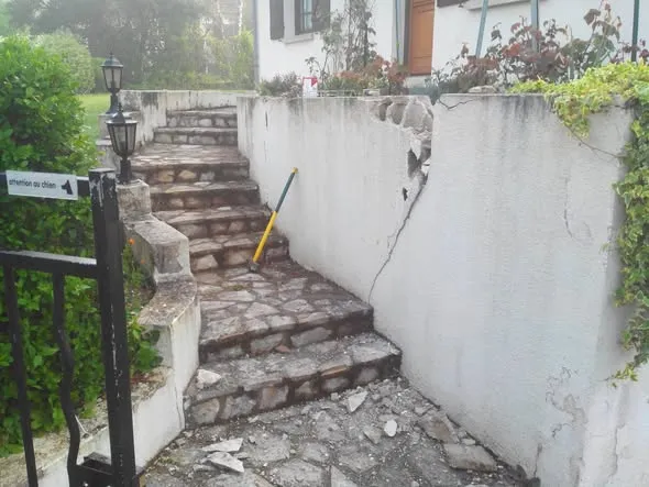 Muret extérieur fissuré et escalier abîmé avant travaux